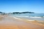 La playa de Rodiles se encuentra en una aldea a 3 km de la casa